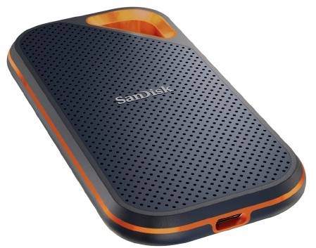 Externí SSD disk SanDisk v černé a oranžové barvě, s strukturovaným pouzdrem a konektorem USB-C dole.