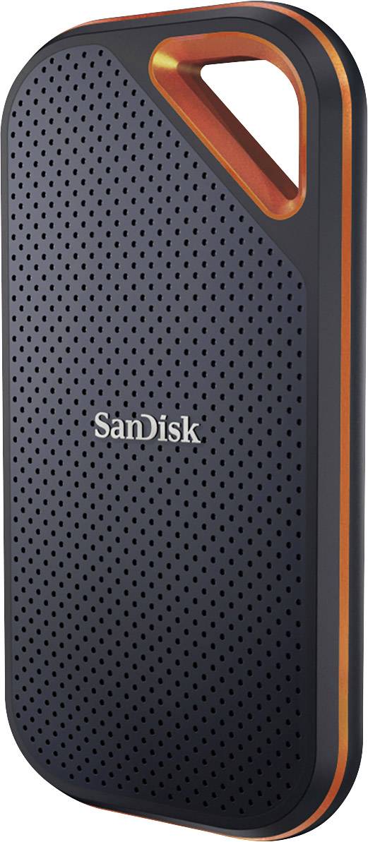 Externí pevný disk s černým, perforovaným pouzdrem a oranžovým akcentem. Na přední straně nápis 'SanDisk' v bílé barvě.