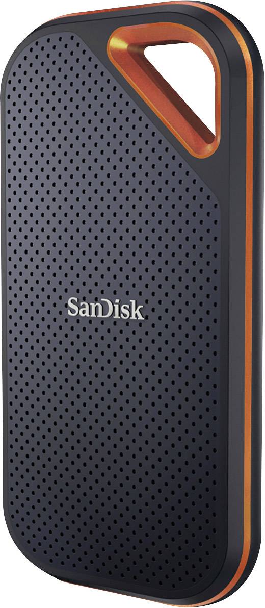Externí SSD disk SanDisk s černým, perforovaným pouzdrem a oranžovým okrajem, vhodný pro ukládání dat.