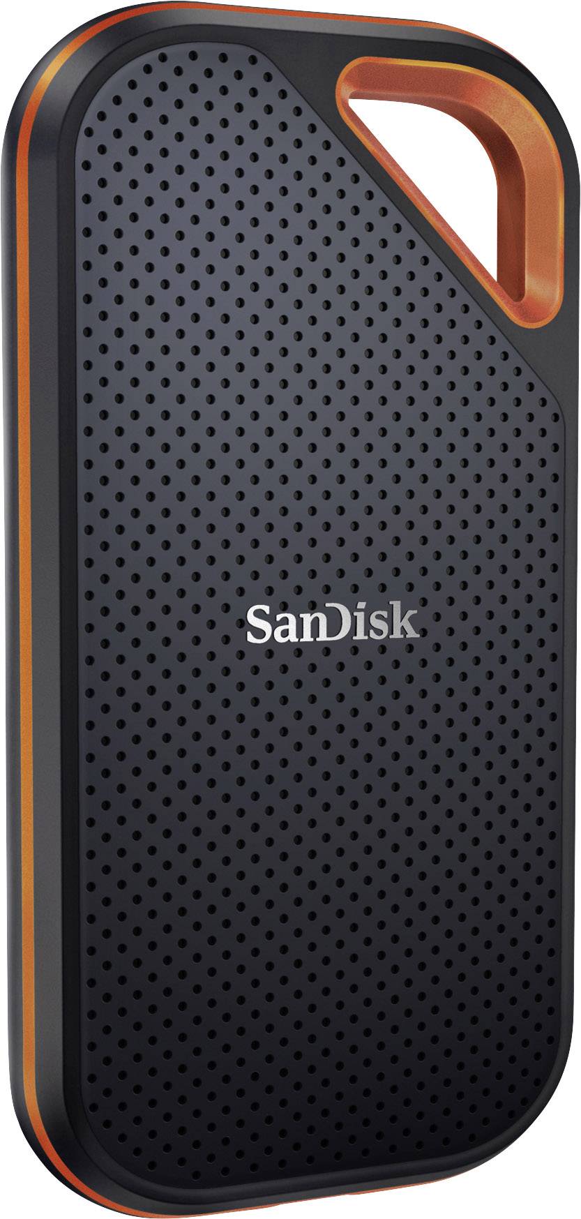 Externí úložiště SanDisk; obdélníkový s oblými rohy, černý povrch s děrovaným vzorem, oranžový akcent.