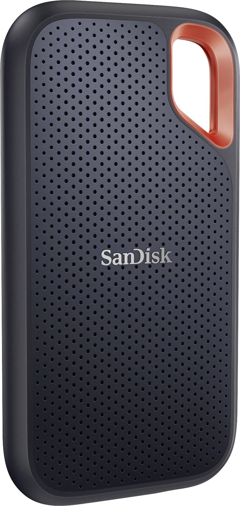 Externí černý SanDisk disk s červeným akcentem v horním rohu, perforovaný povrch. Vhodný pro ukládání dat při cestování.
