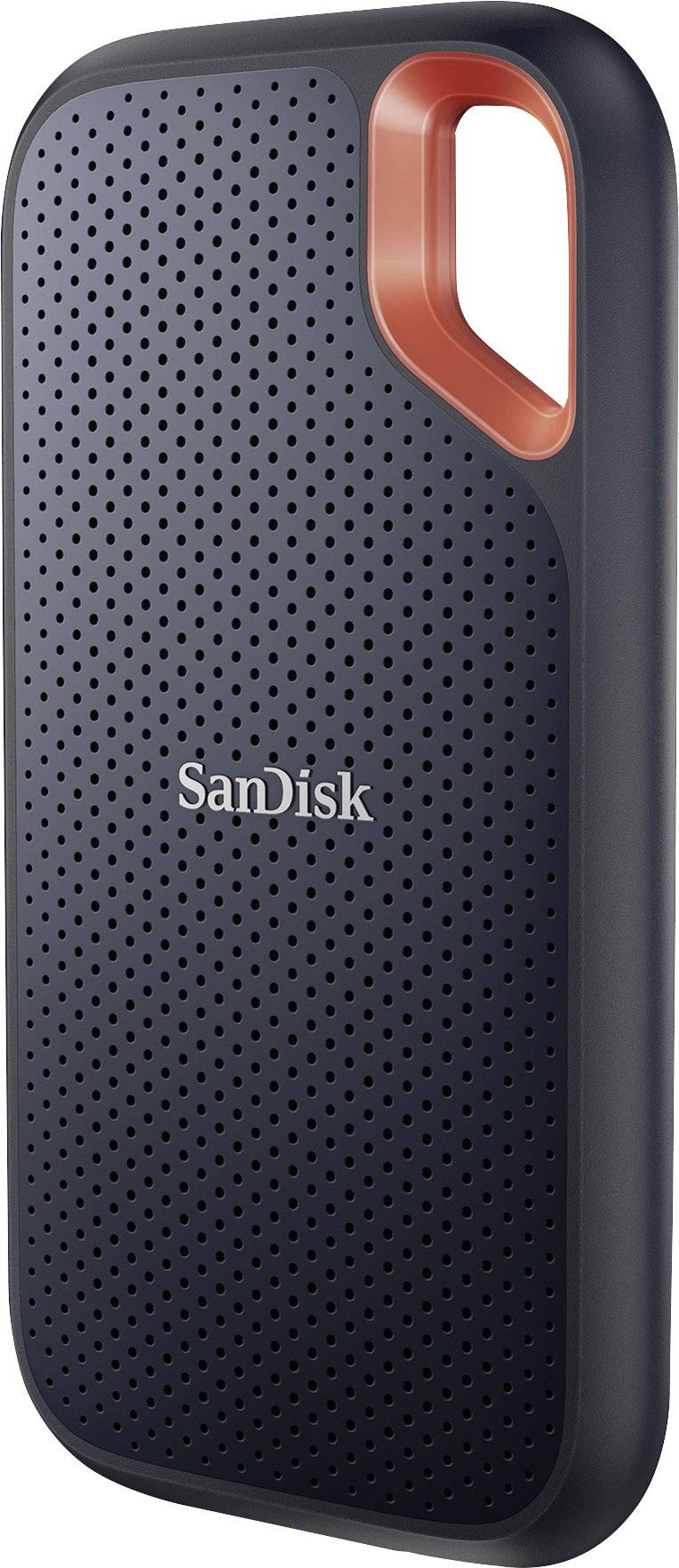 Externí SSD disk SanDisk s černým, perforovaným pouzdrem a oranžovým akcentem; přenosný a kompaktní pro ukládání dat.