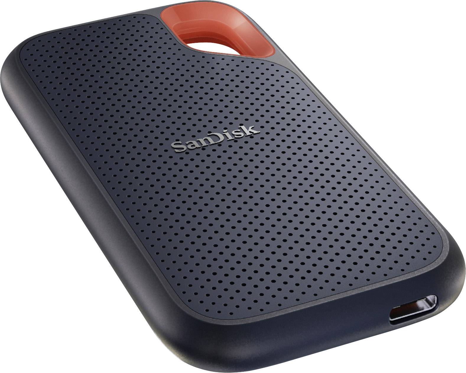 Externí SSD disk od SanDisk, černý s červeným akcentem. Zařízení má obdélníkový tvar a je opatřeno perforovaným vzorem.