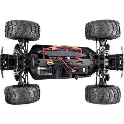 Pohled na spodní stranu RC auta se zobrazením elektroniky, motoru a čtyř velkých pneumatik.