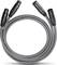 Šedý XLR kabel se třemi černými konektory. Často se používá v audiotechnice pro mikrofony a reproduktory.