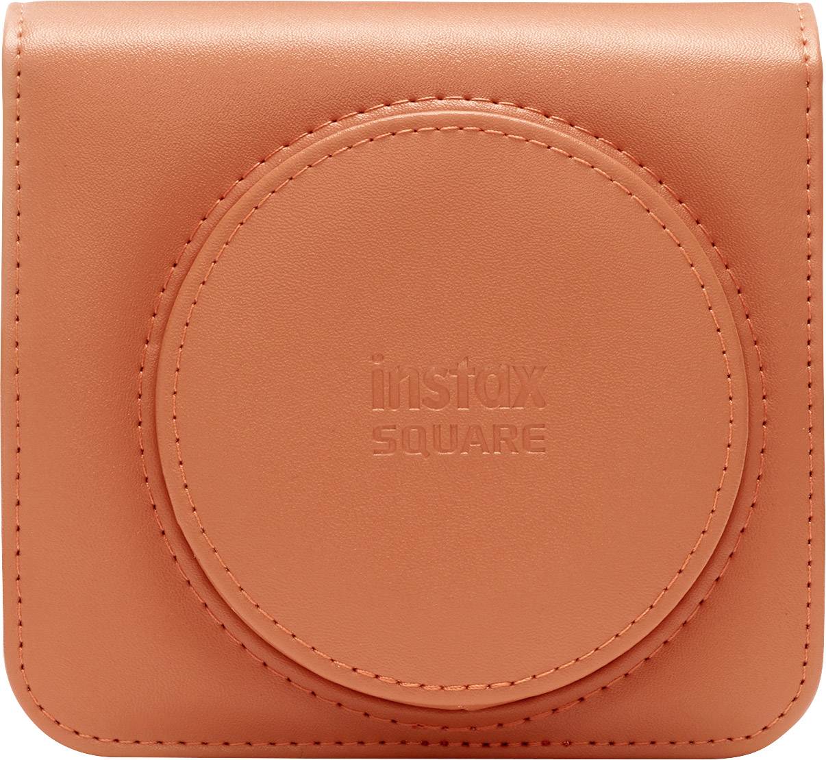 Hnědé pouzdro na fotoaparát s kruhovým razítkem na přední straně a textem 'instax SQUARE'.