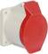 Červená, čtvercová zásuvka s klopným víčkem na bílém držáku.