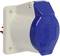 Modrá zásuvka CEE ve bílém krytu, vhodná pro silnoproudé aplikace, namontovaná na ploché ploše.