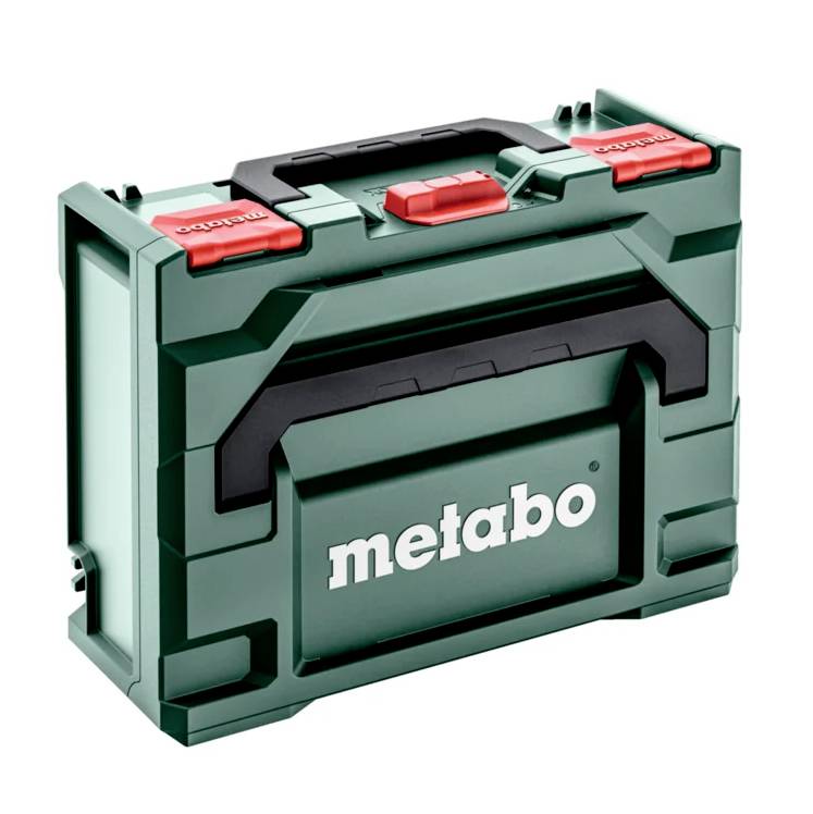 Zelený kufřík na nářadí se černou rukojetí a červeným zámkem značky 'metabo' stojí na bílém pozadí.