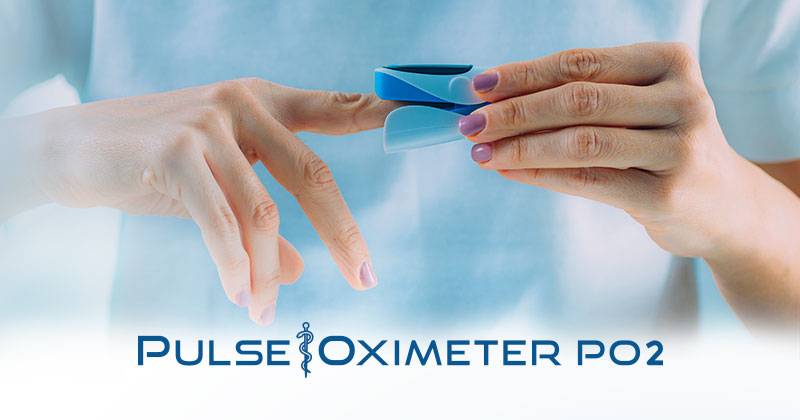 Osoba měří saturaci kyslíku v krvi modrým pulsním oxymetrem připevněným na prstu. V pozadí text 'Pulse Oximeter pO2'.