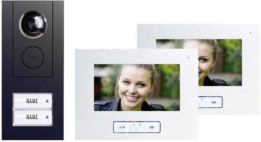 Videotelefon se dvěma vnitřními monitory zobrazuje obrázek usměvavé ženy. Venkovní stanice má dva zvonkové štítky.