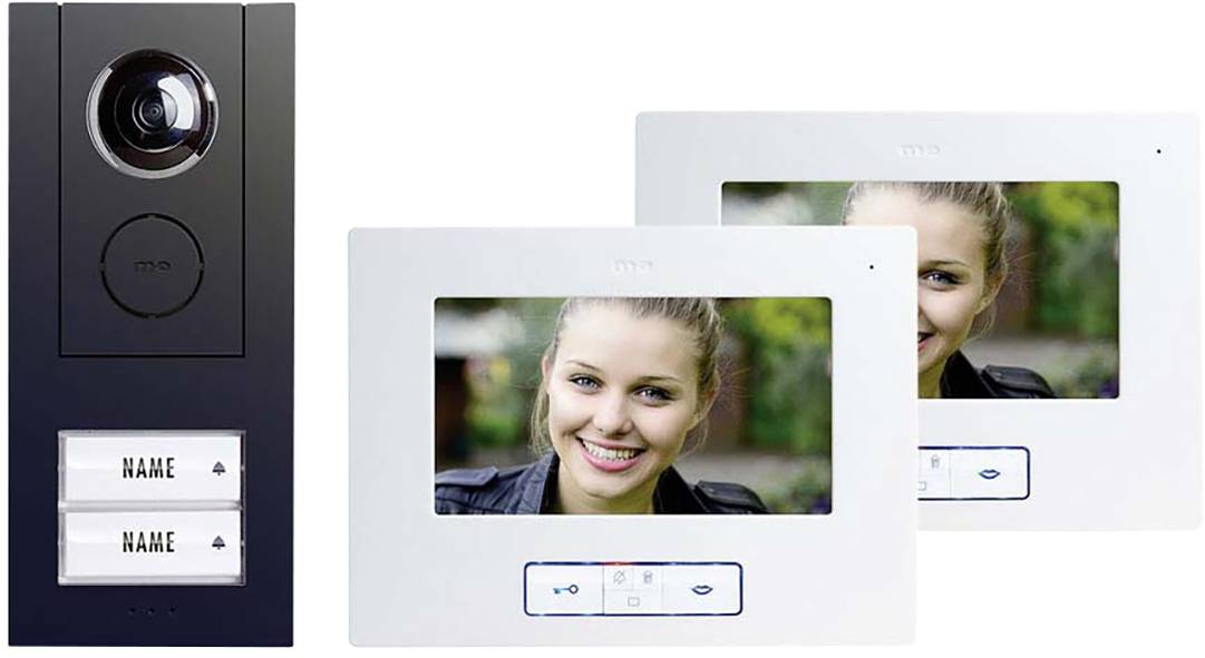 Černá videotelefon se zvonkem s kamerou a dva bílé monitory zobrazující obrázek usměvavé osoby.