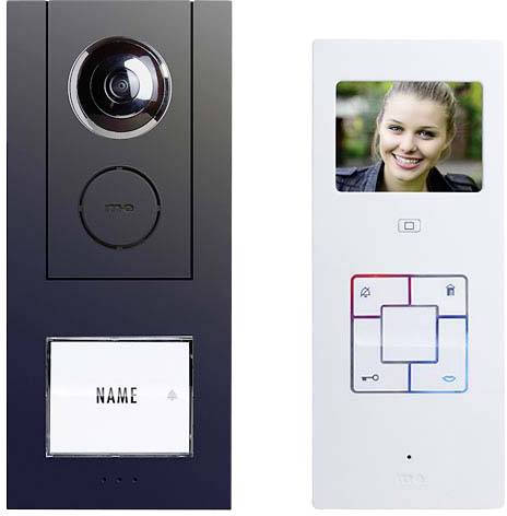 Dvě zařízení umístěná vedle sebe: vlevo audiovrátný s kamerou, vpravo ovládací panel s fotografií usměvavé ženy.