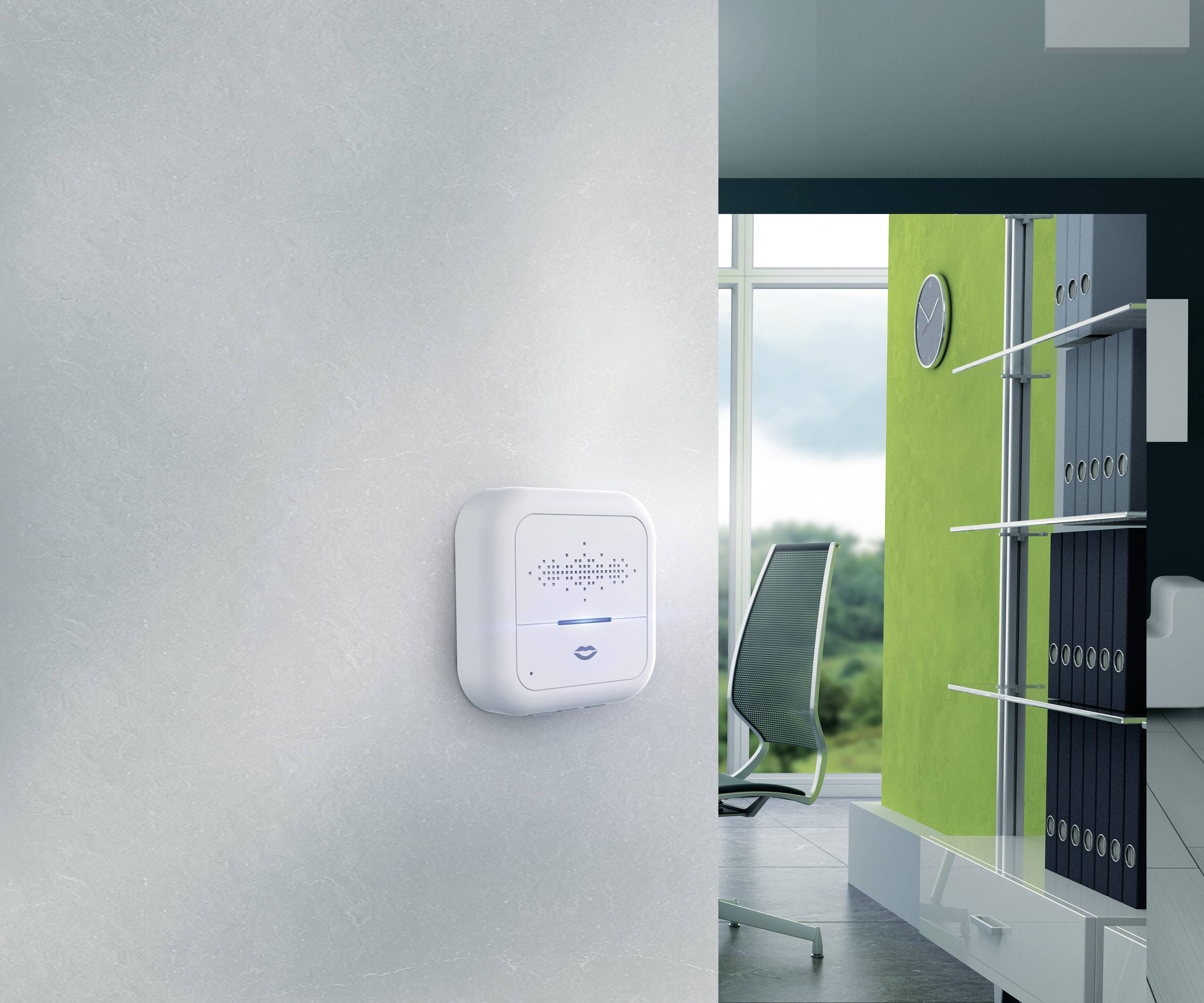 Moderní kancelář s čidlem kvality vzduchu na stěně. V pozadí stojí kancelářská židle před oknem. Na polici jsou umístěny složky.