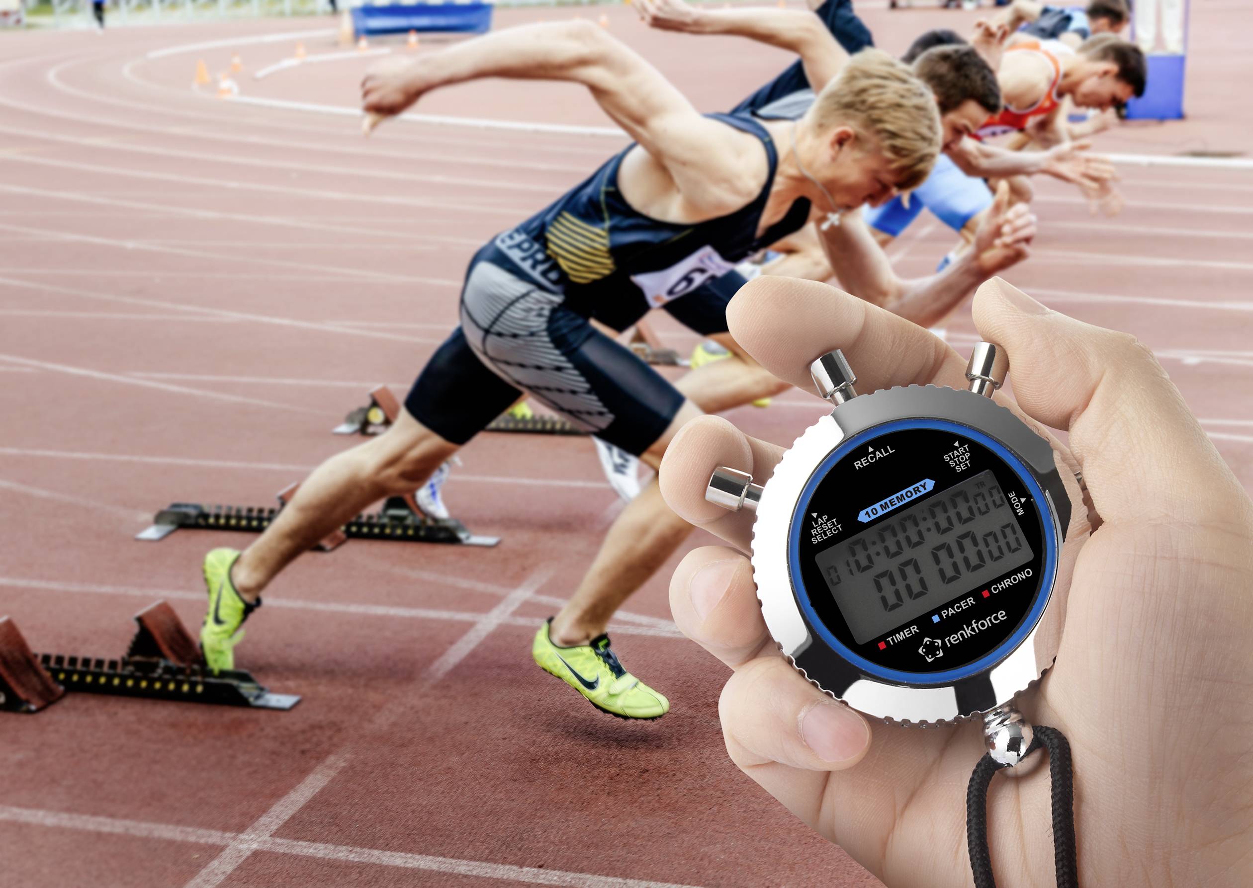 Sprinter startuje z bloku na atletické dráze. V popředí je držena stopky, které jsou nastaveny na nulu.