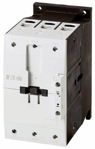 Elektrický výkonový spínač se třemi vstupy nahoře a třemi výstupy dole, namontovaný na černém držáku.