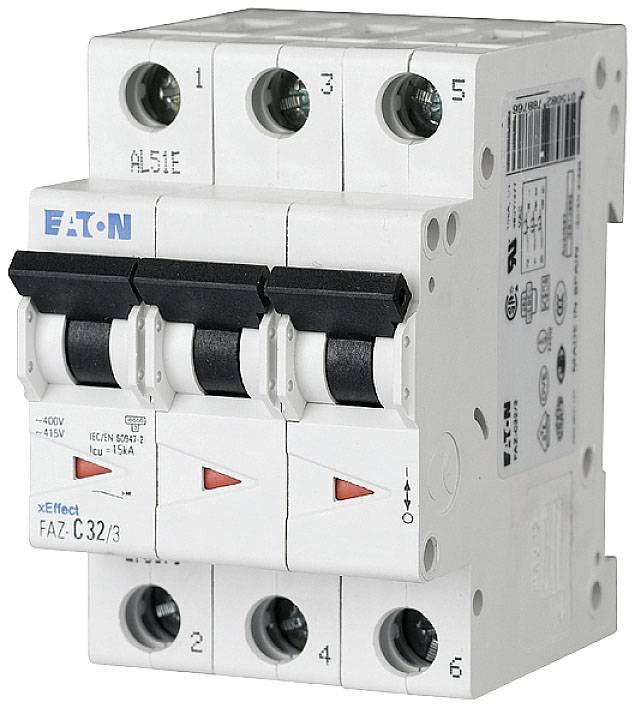 Třípólový výkonový jistič Eaton, model FAZ-C 32/3, vhodný pro 400V, s pákou pro manuální ovládání a vytištěnými technickými specifikacemi.
