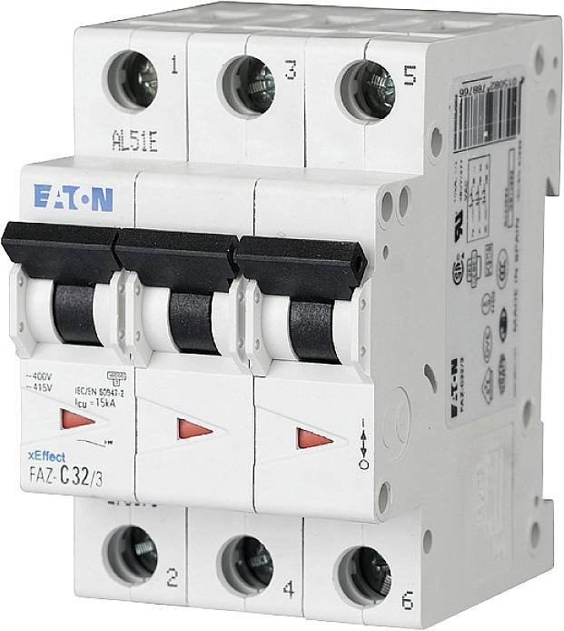 Třípólový výkonový jistič od společnosti Eaton pro ochranu elektrických obvodů, model FAZ-C32/3, s přepínači a svorkami.