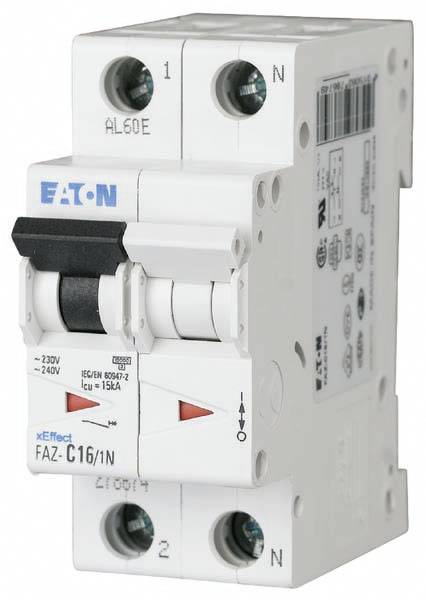 Jistič Eaton, model FAZ-C16/1N, zobrazuje spínač a elektrické specifikace na bílém krytu.