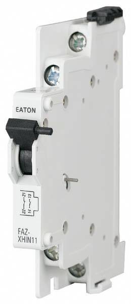 Bílý, úzký elektrický spínač od společnosti Eaton s označením 'FAZ-XHIN11', rozpoznatelný podle šroubových svorek a černé páky.