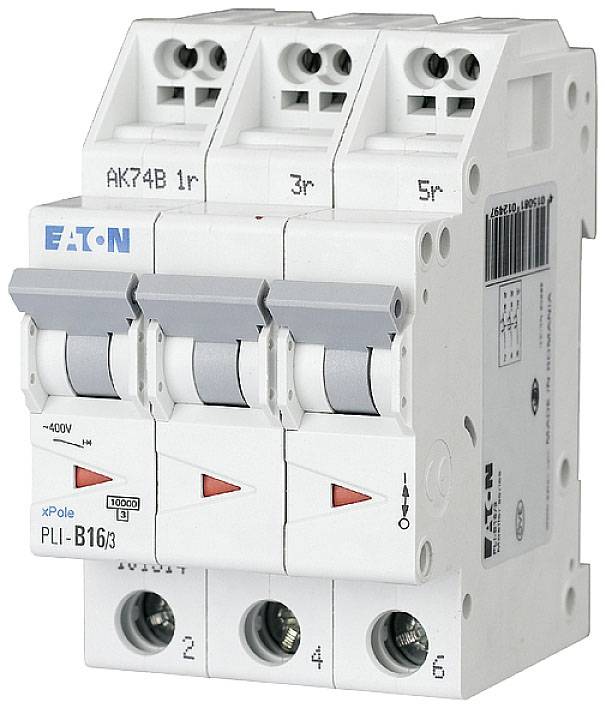 Třípólový jistič Eaton, model xPole PLI-B16/3, s ovládacími pákami pro zapnutí/vypnutí a technickými údaji na přední straně.