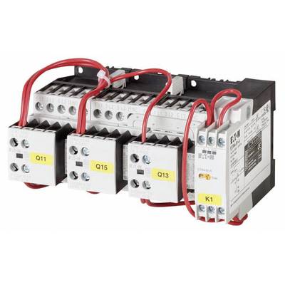 Elektrický stykač s několika spínači a červenými kabely, označený štítky 'Q11', 'Q15', 'Q13' a 'K1', namontovaný v řadě.