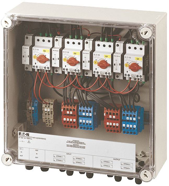 Elektrický rozváděč se čtyřmi výklopnými spínači a barevně kódovanými kabely. Přední strana zobrazuje popisky a zapojení.