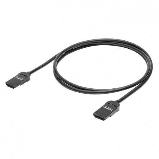 HDMI kabel se dvěma konektory, zobrazený na neutrálním pozadí.