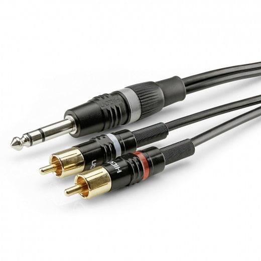 Stereo audio kabel s 6,3mm jackem na jedné straně a dvěma cinch konektory v červené a černé barvě na straně druhé.