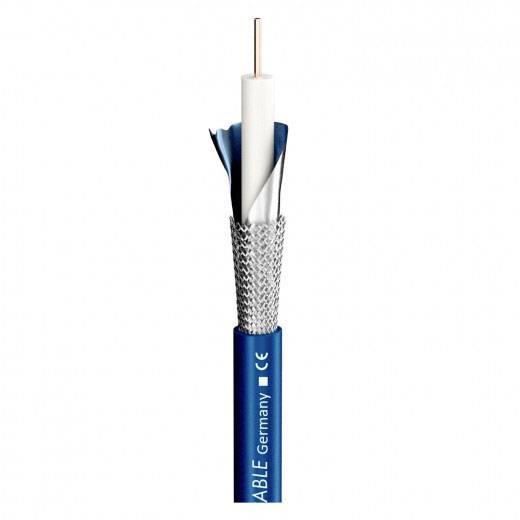 Kabel s modrým pláštěm a vícevrstvou izolací, včetně kovového opletení a fólie; na povrchu je viditelné označení 'Cable Germany'.