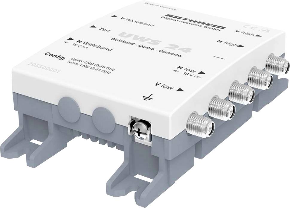 Bílý LNB konvertor se čtyřmi výstupy, určený pro satelitní příjem. Označený štítky 'Wideband', 'Quattro', 'Converter'.