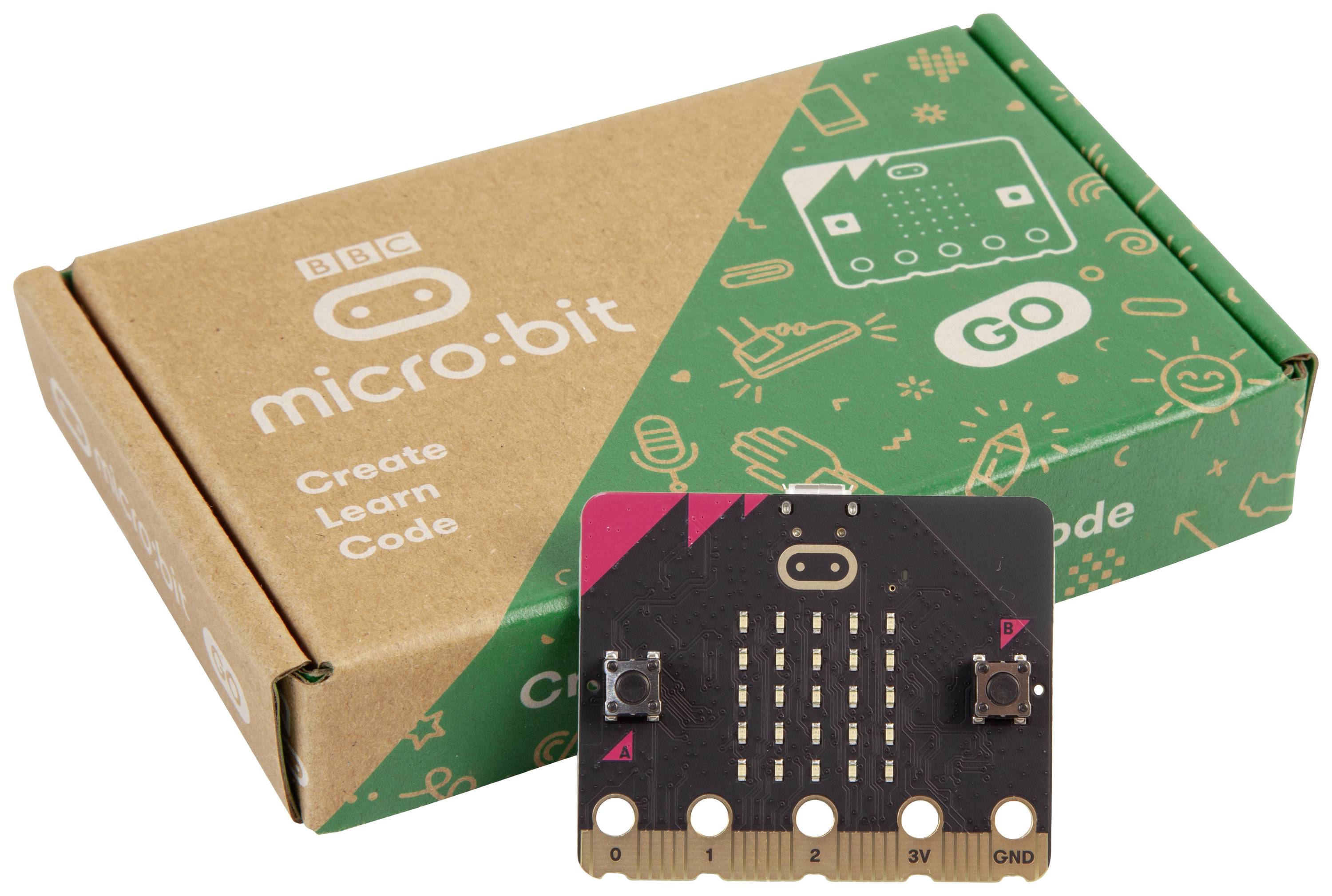 Deska BBC micro:bit vedle svého obalu. Podporuje výuku programování a elektroniky pro děti a začátečníky.