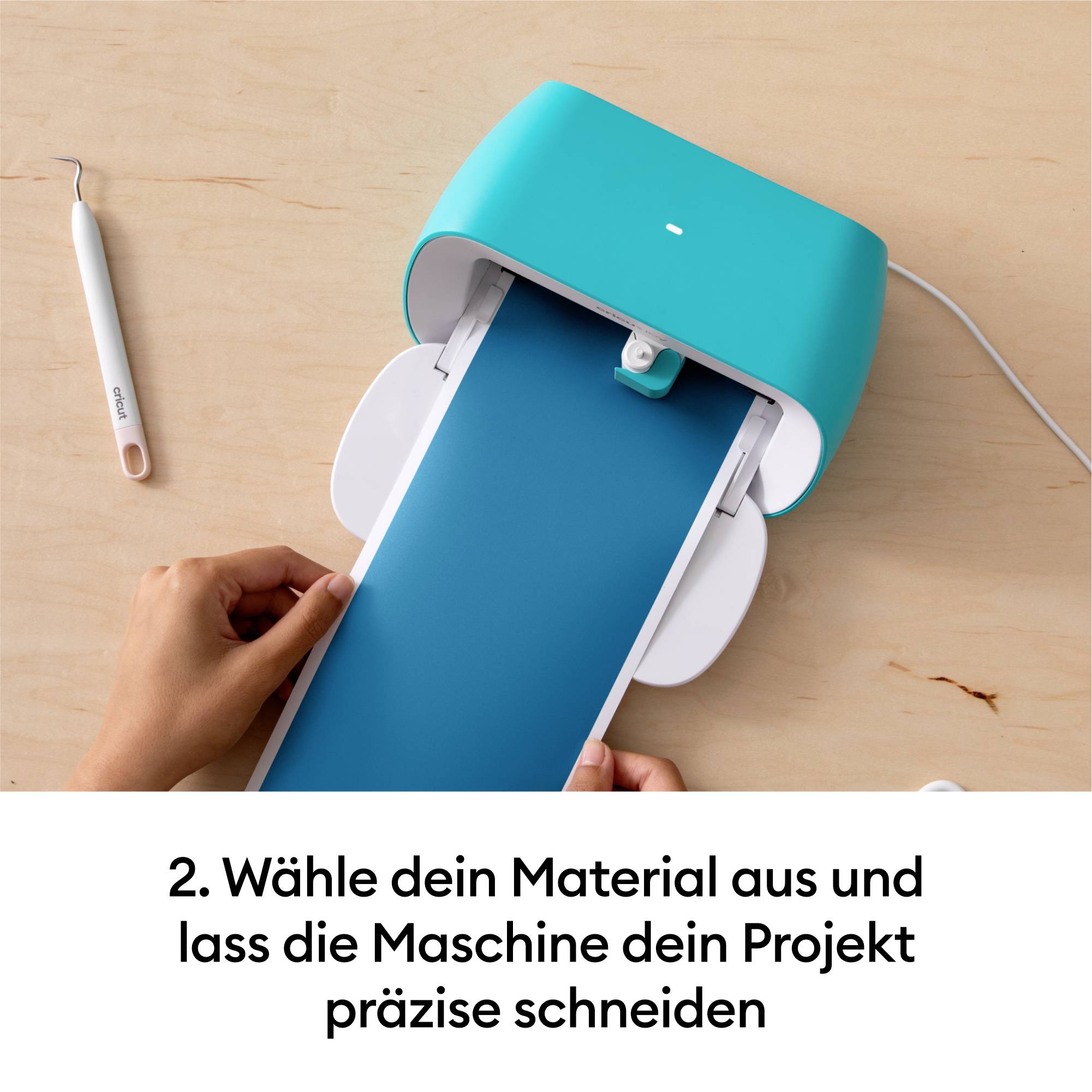 Osoba obsluhuje řezací stroj. Text pod ním: '2. Vyber si svůj materiál a nech stroj přesně nařezat tvůj projekt'.