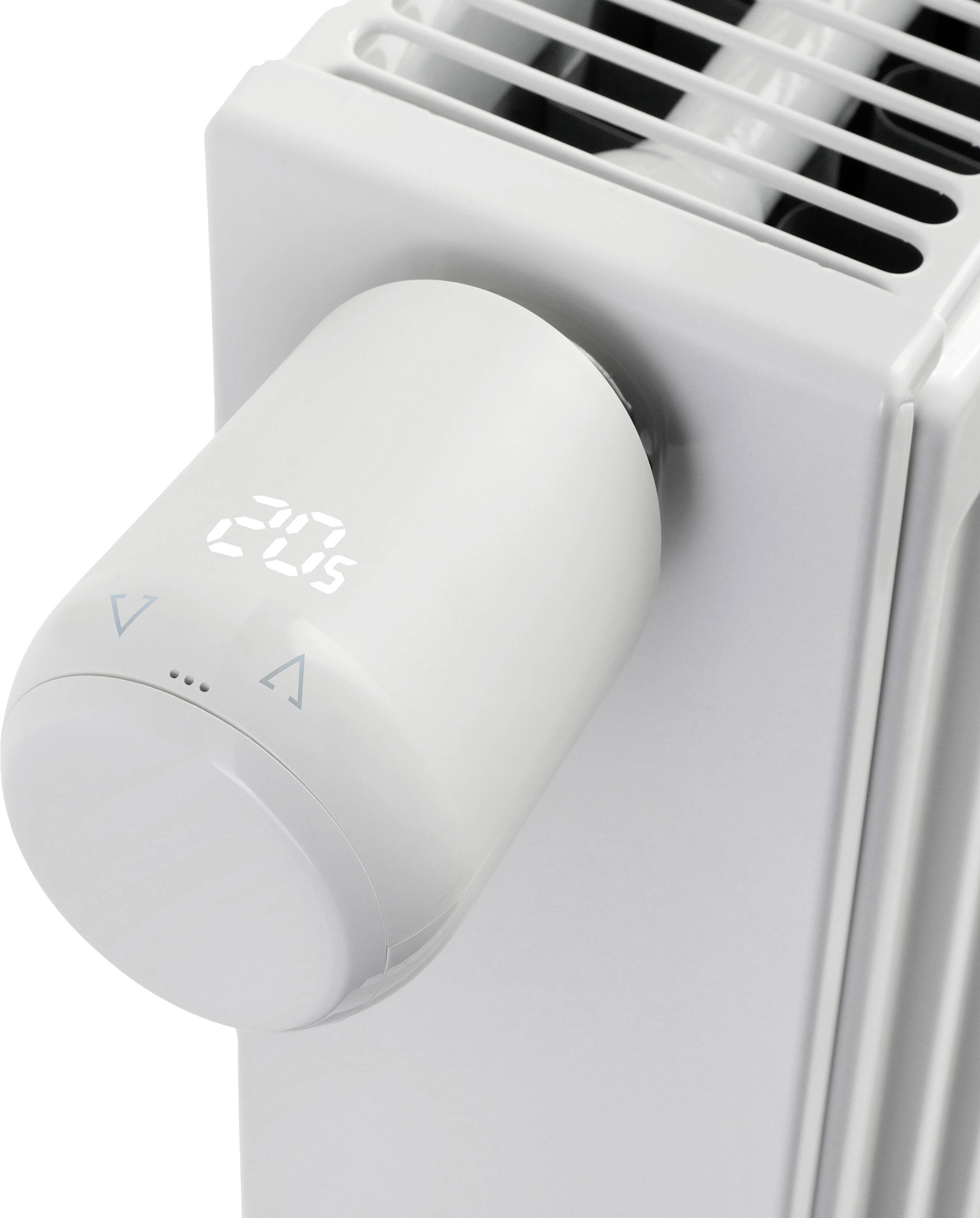 Bílé topné těleso s elektronickým termostatem ukazuje '20°'.