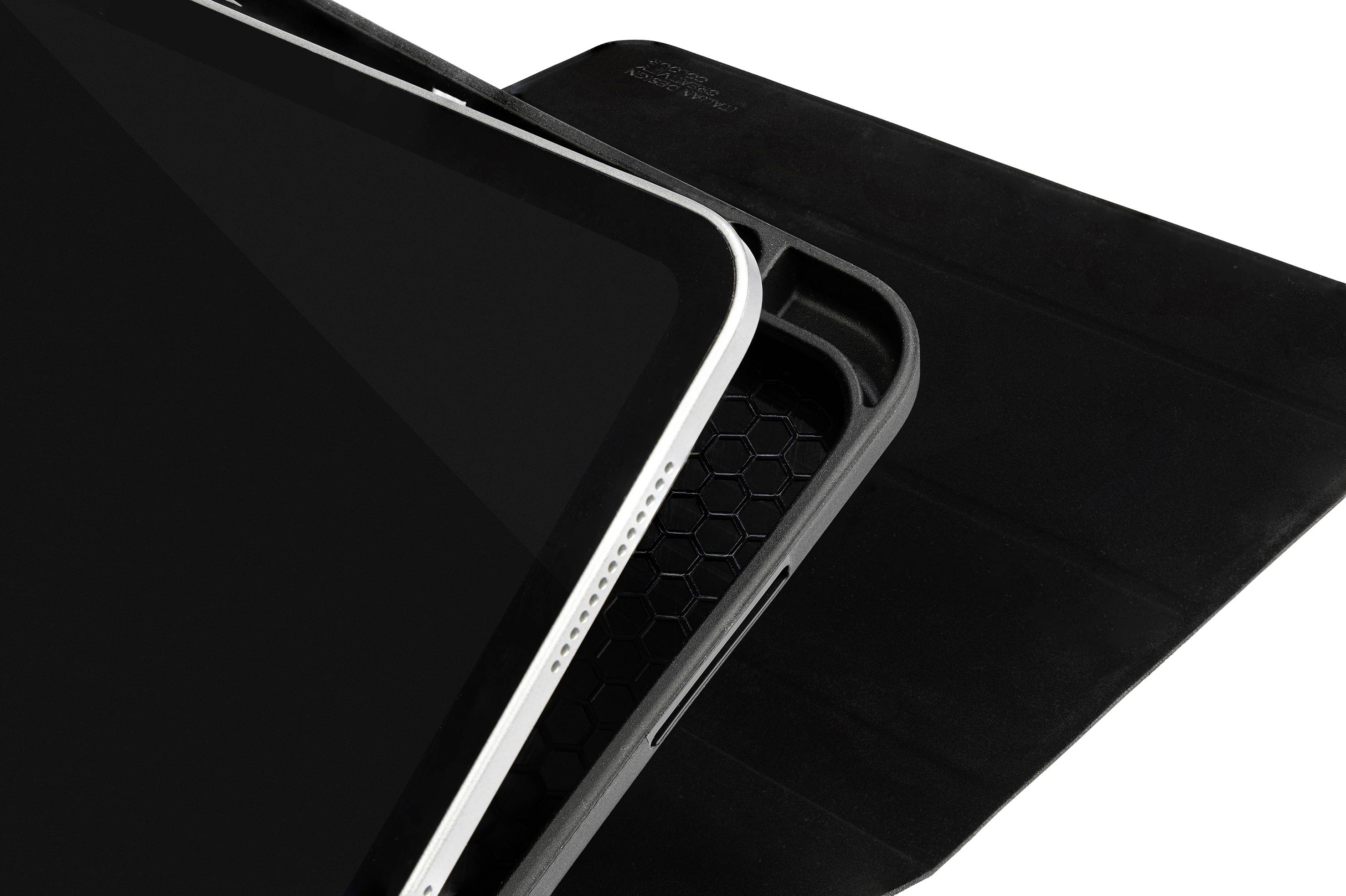 Tablet v černém ochranném pouzdře, z poloviny otevřené, ukazuje hranu zařízení a strukturu obalu.