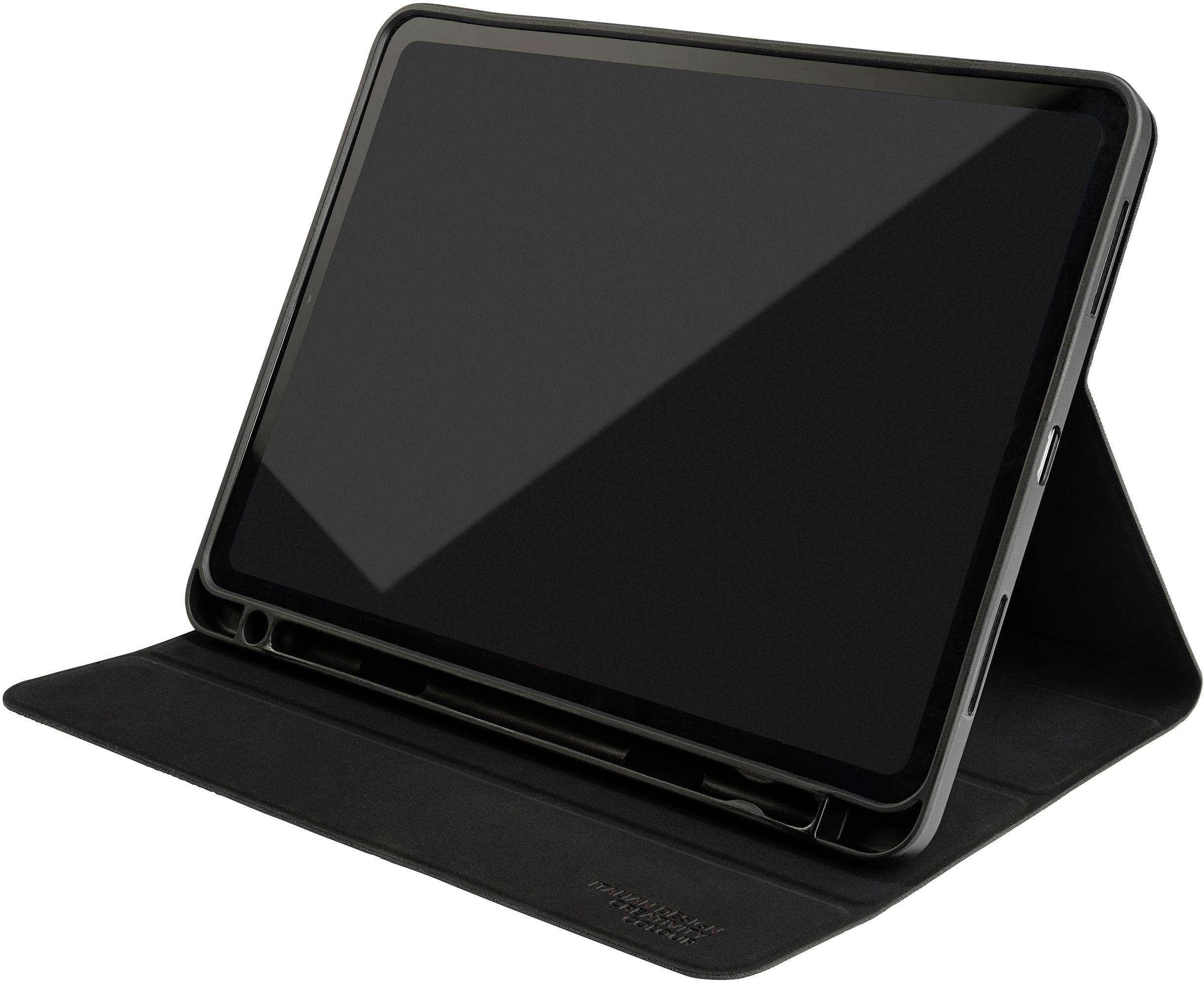 Tablet v černém ochranném pouzdře, postavené v praktickém úhlu pro prezentace nebo videohovory.