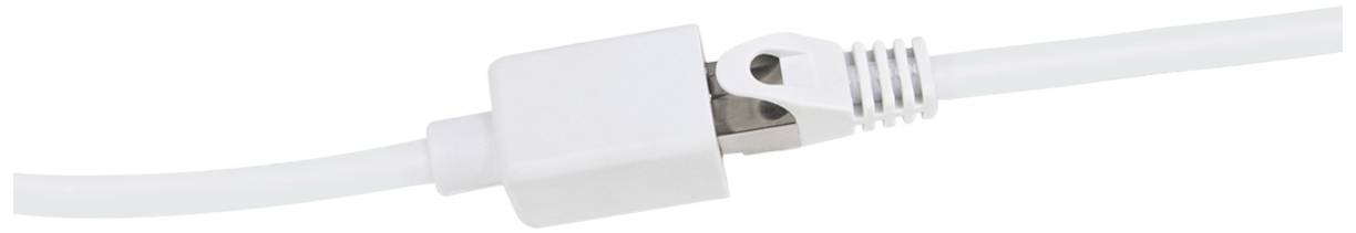 Bílý ethernetový kabel s obdélníkovým konektorem a pojistkou, který se používá k propojení zařízení.