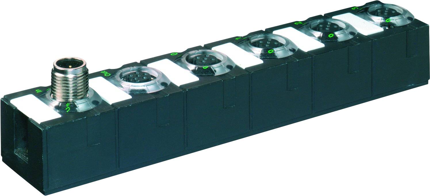 Černá elektrická rozvodná lišta se šesti zásuvkami, vlevo je umístěn kovový konektor; před bílým pozadím.