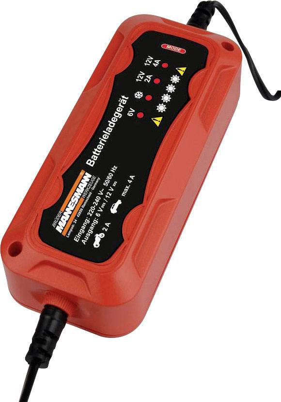 Červená nabíječka baterií s digitálním displejem, vhodná pro 6V a 12V baterie. Napájecí konektory viditelné na obou koncích.