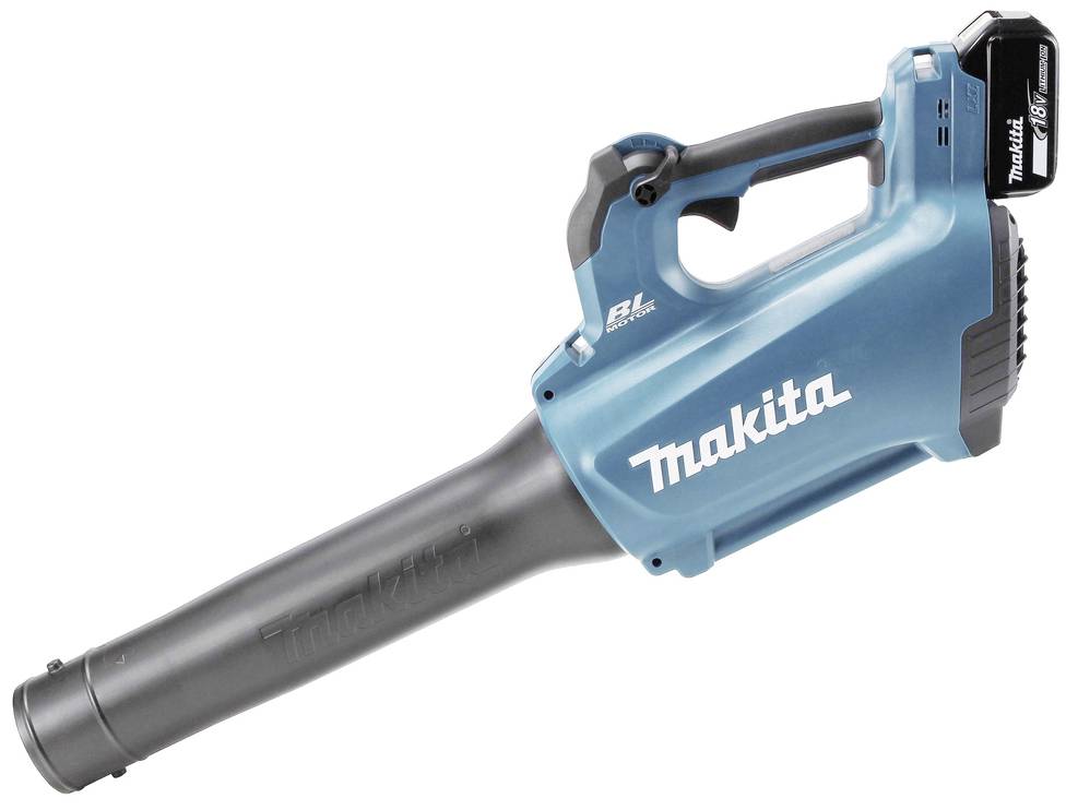 Modrý, bezdrátový foukač na listí značky Makita s černou trubicí, s baterií umístěnou na rukojeti; vhodný pro zahradnické práce.