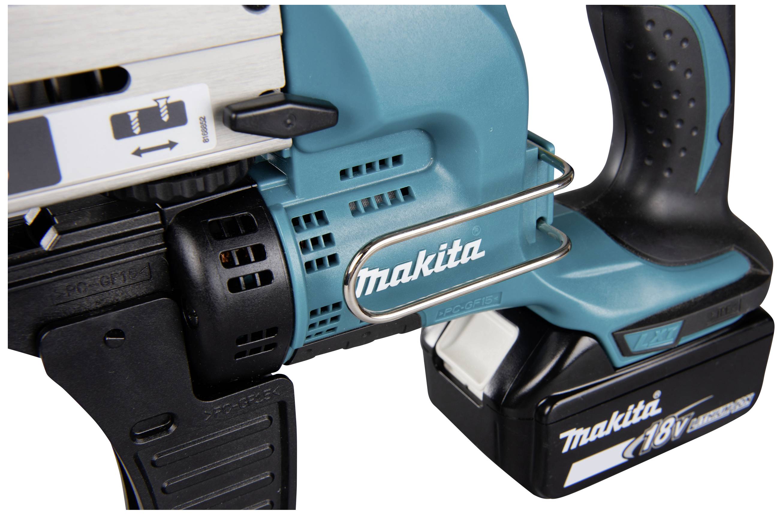 Aku vrtačka Makita s 18V lithium-iontovou baterií v detailním záběru.