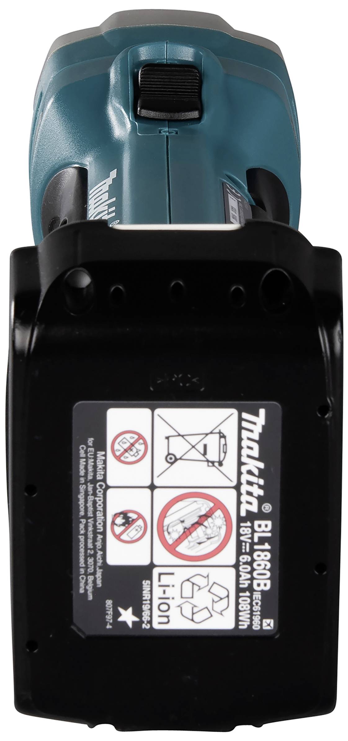 Akumulátor Makita BL1860B, 18V, 6.0Ah, zobrazuje výstražné symboly a recyklační pokyny na přední straně. Pohled zezadu na akumulátor.