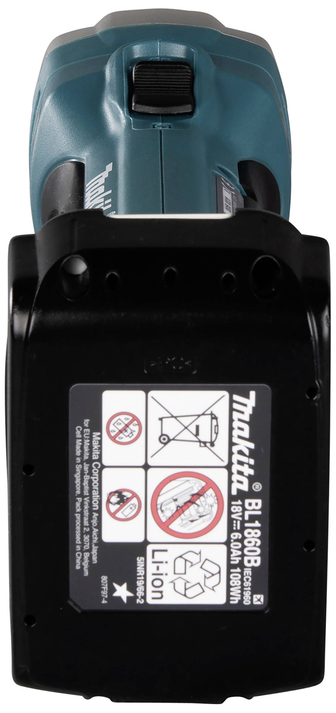 Bezdrátový akumulátorový šroubovák Makita, model BL1860B, s 18V Li-Ion akumulátorem. Štítek s bezpečnostními a recyklačními pokyny.