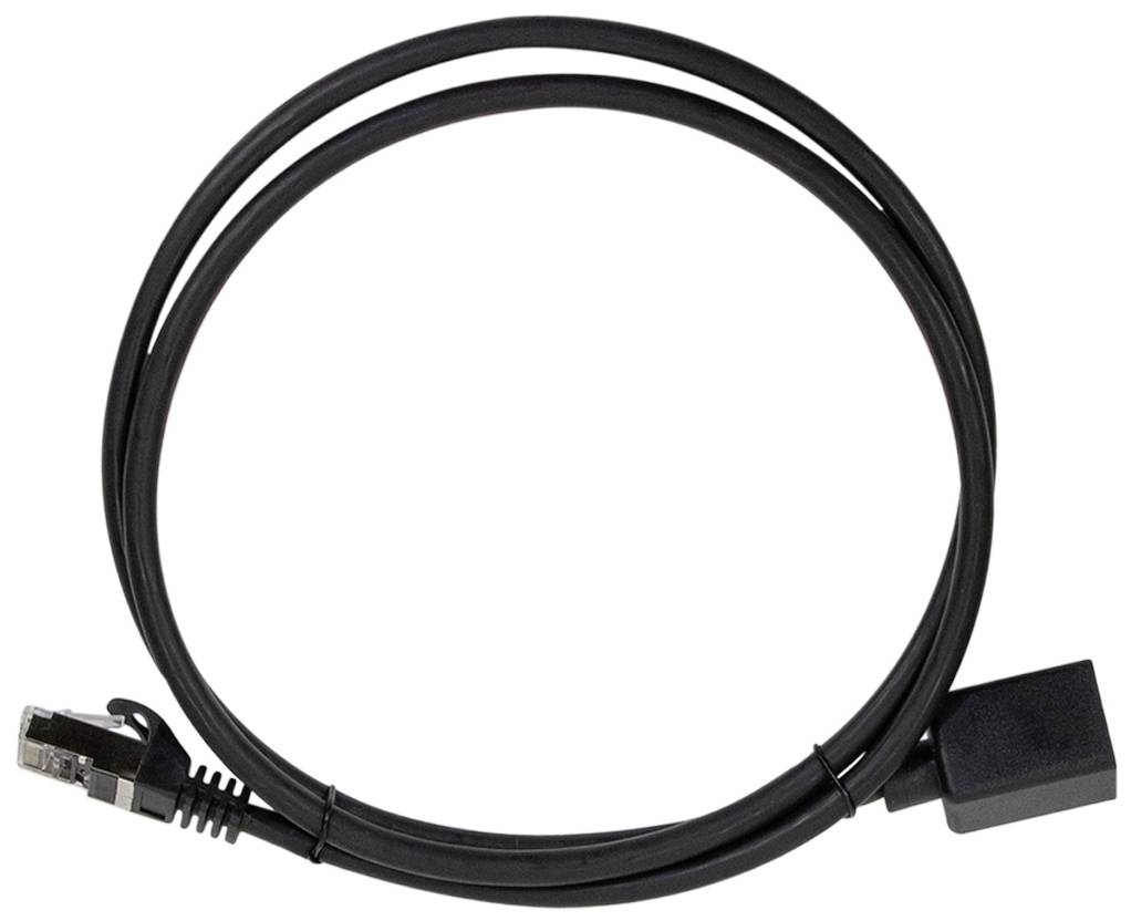 Černý ethernetový kabel s konektorem RJ45 na levé straně a obdélníkovým adaptérem na straně pravé.