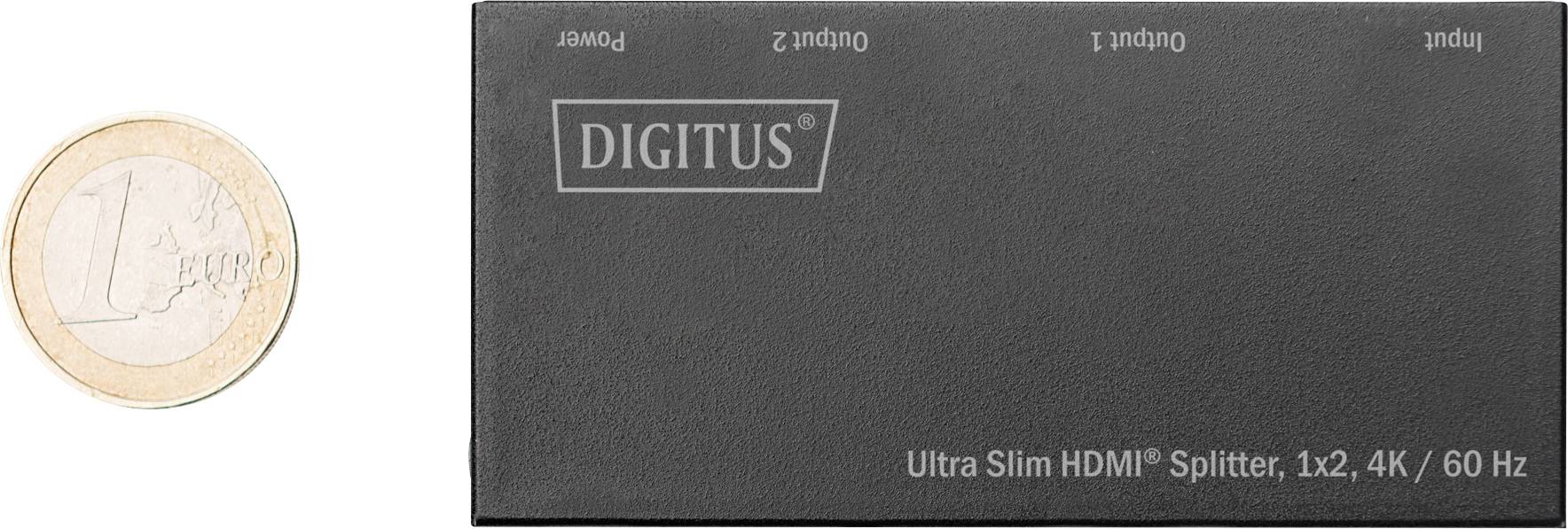 HDMI rozbočovač vedle jednoeurové mince. Rozbočovač je od značky 'DIGITUS' a podporuje rozlišení 4K při 60 Hz.