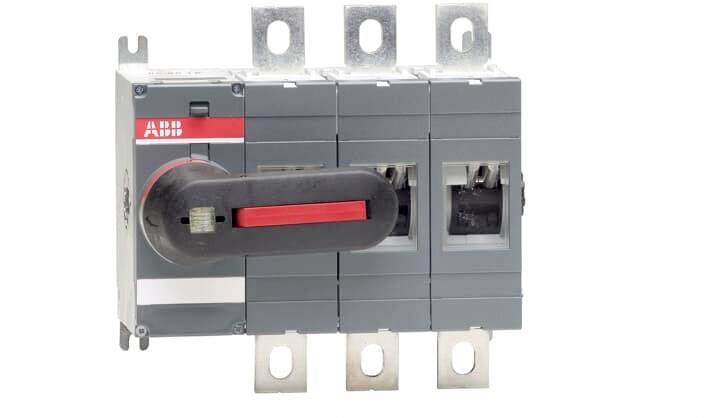 Třípólový spínač od ABB s červeným ovládacím prvkem, používaný pro řízení elektrických obvodů.