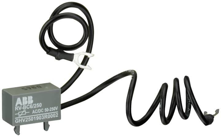 Obrázek ukazuje ochranné zařízení proti přepětí ABB RV-BC6/250 se dvěma černými připojovacími vodiči, vhodné pro AC/DC 50-250V.