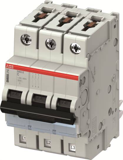 Třípólový výkonový spínač v plastovém pouzdře s přepínači pro L1, L2 a L3, určený pro ovládání elektrických obvodů.