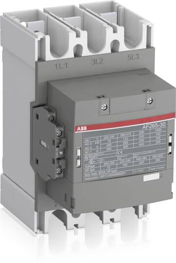 Šedý elektrický výkonový vypínač s technickými specifikacemi na štítku; tři hlavní svorky nahoře.