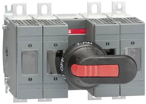 Velký černý spínač s červenou pákou na šedém ovládacím zařízení, označený nápisy 'ZAP' a 'VYP', určený pro elektrické řízení.